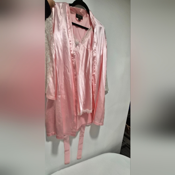 Elegant Pink Satin Nightgown - Picture 3 of 9